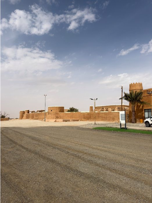 السور الطيني الذي يحيط بقرية الشعراء