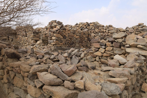 بقايا جدران القلعة