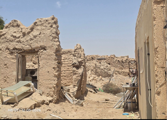 تآكل أسس الجدران الطينية بفعل الأمطار والسيول