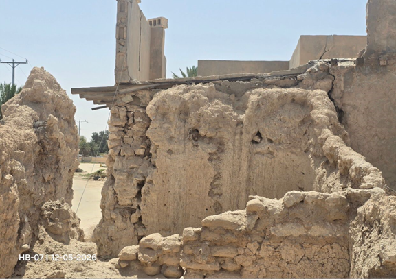 بقايا جدران في القرية