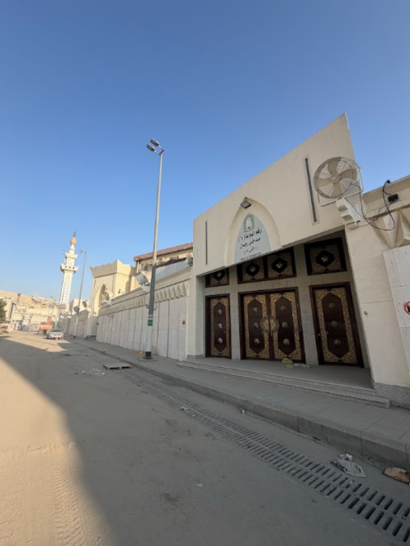 الطرق المعبدة المحيطة بالموقع