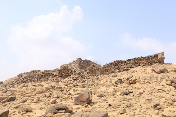 أطلال مبانى قلعة بن مدرمح