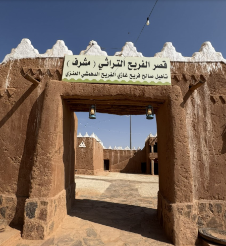 إحدى بوابات القصر