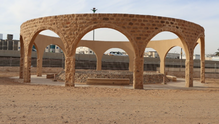 السياج المعدني المحيط بالمحطة