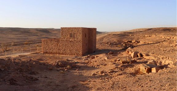 سياج معدني يحيط محطة المصطبغة