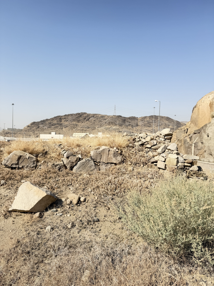 انفصال بعض الوحدات الحجرية عن مواضعها الأصلية