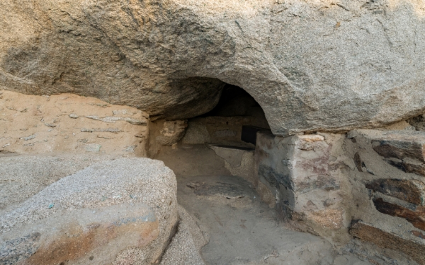 إحدى فتحات غار ثور