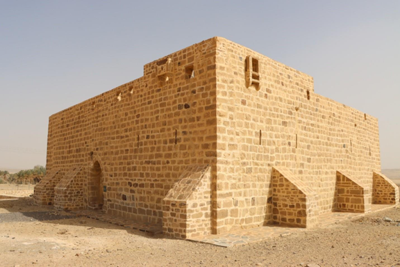 الواجهة والمداخل المعمارية لقلعة ذات الحاج