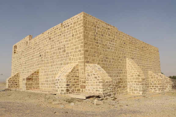 الدعامات الحجرية في قلعة ذات الحاج من الخارج