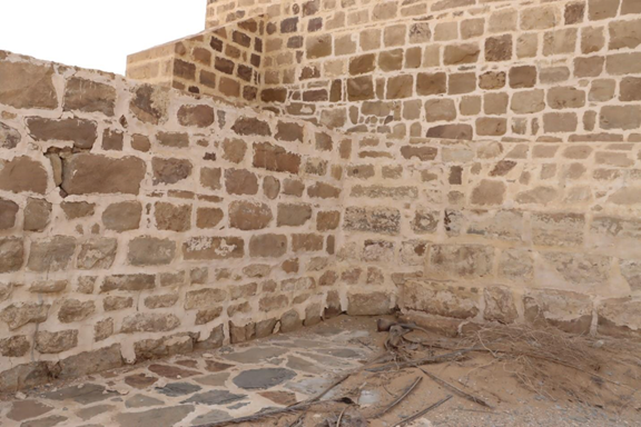مظاهر التدهور في الجدران الحجرية للقلعة