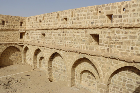 البنية الحجرية المتينة ثنائية الطابق مع فتحات علوية