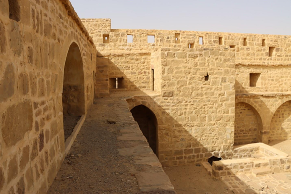 الفناء الداخلي وتوزيع الفراغات المعمارية
