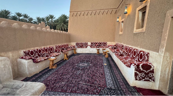 مجلس خارجي تابع في مقصورة الراجحي
