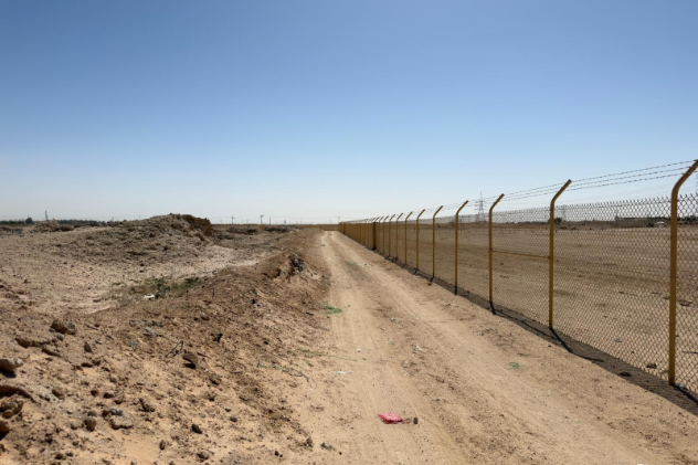 السور الحديدي وعناصر الحماية المحيطة بالموقع