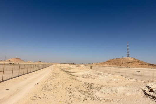 منظر عام للموقع يُظهر التضاريس الصحراوية المحيطة