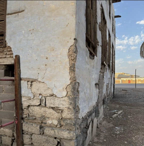 تآكل الجدران الخارجية والطلاء الخارجي وتغير ألوان الحجارة