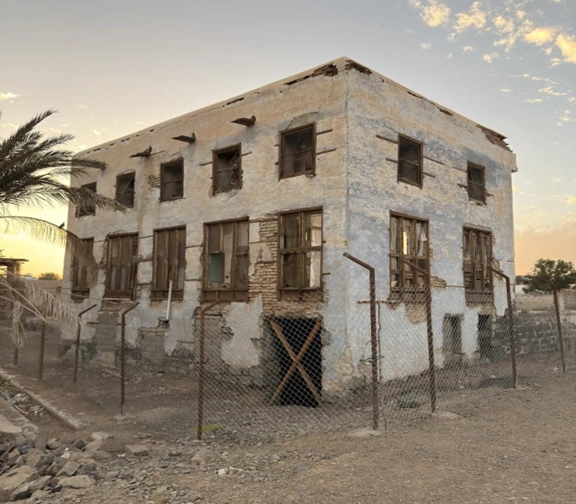 السياج الشبكي المحيط بالموقع