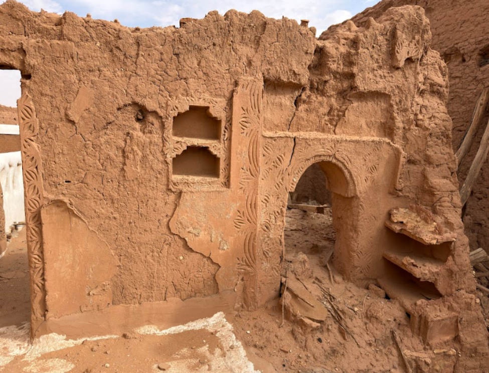 تلف العديد من نقوش الزينة الجصية الفريدة بالبلدة