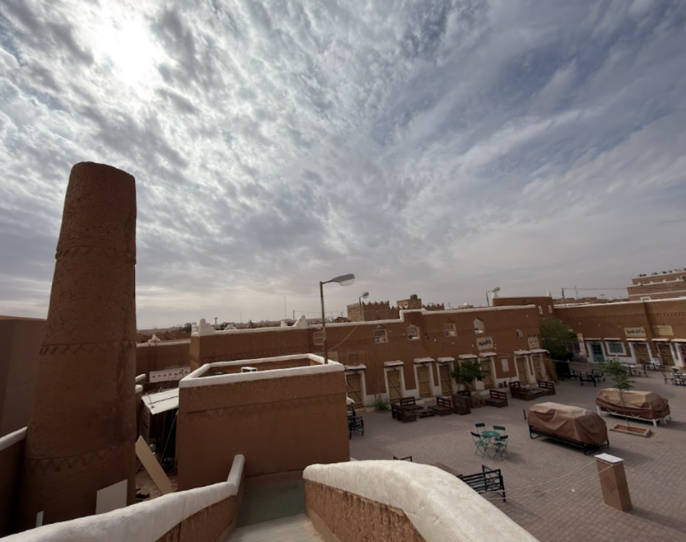 ميدان رئيسي مستطيل الشكل تلتف حوله مباني البلدة