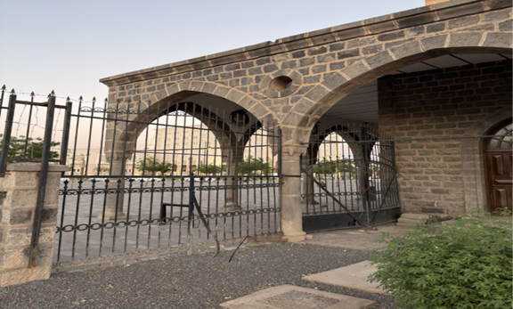 السياج المزدوج (معدني وحديدي) لحماية محطة سكة الحديد
