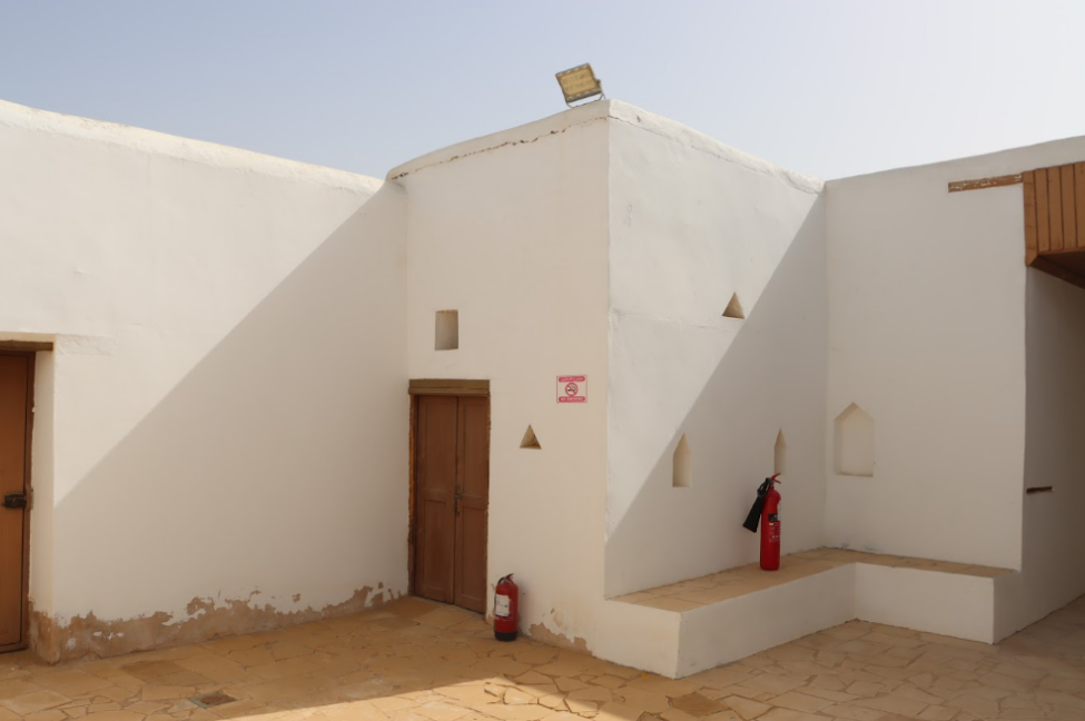 مطافئ حريق موزعة في أرجاء المبنى