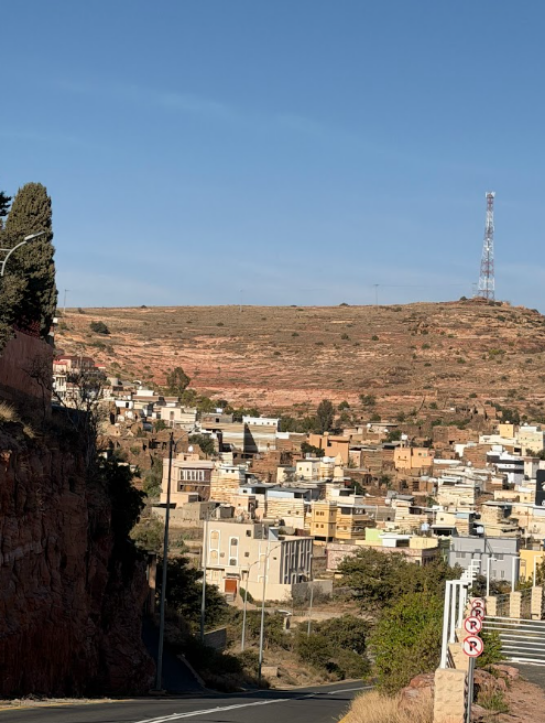 الطريق المعبد المؤدي إلى قرية آل ينفع