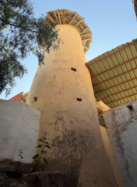 المسجد الأثري في قرية آل ينفع الذي يعود تأسيسه إلى القرن الثاني الهجري