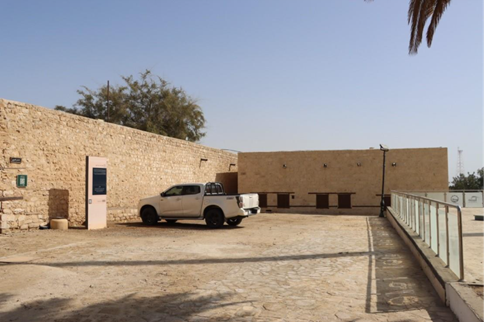 الموقف المخصص للسيارات خارج القلعة