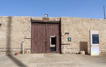 المدخل الغربي للقلعة