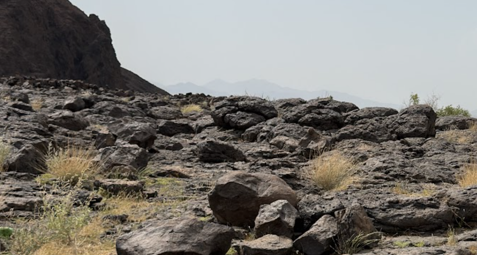 الصخور النارية السوداء الموجودة في الموقع