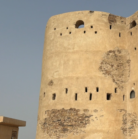 الفتحات المخصصة لأغراض المراقبة والدفاع