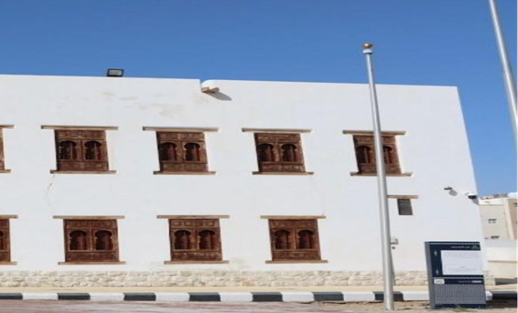 اللافتة الإرشادية في مدخل قصر الإمارة
