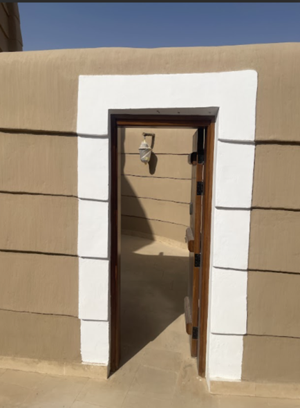 أحد أبواب مركز الحضن القديم