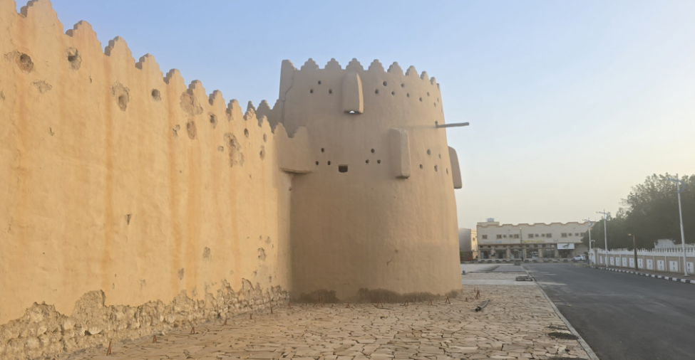 الأبراج المخروطية التي تدعم القصر