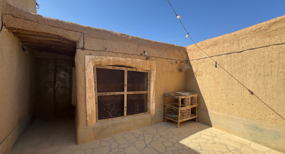 مستودع للحيوانات في بيت الزمام