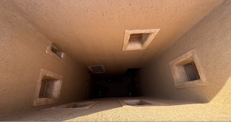 جدران بيت الزمام التي تُحاكي العمارة النجدية التقليدية