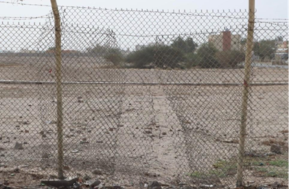 آثار التعدي على السياج الحديدي المحيط بالموقع