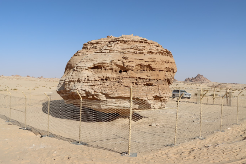 لقطة خلفية تبرز امتداد الكتلة الصخرية