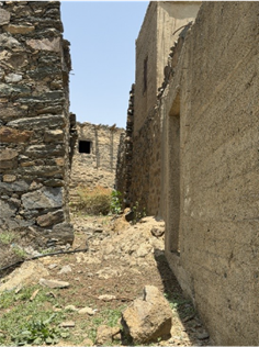 مسارات تتخلل القرية