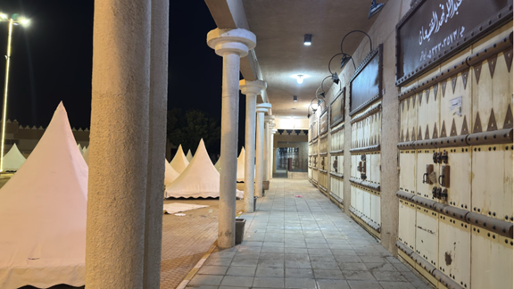 أحد أرصفة المعارض