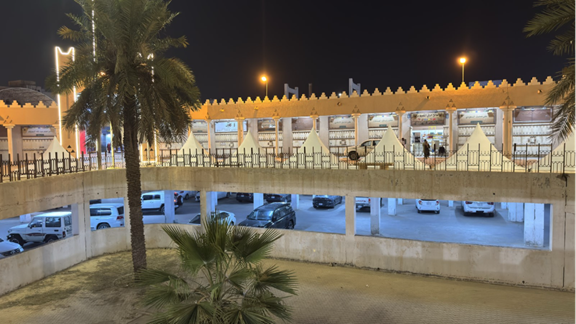 موقف السيارات المخصص للموقع