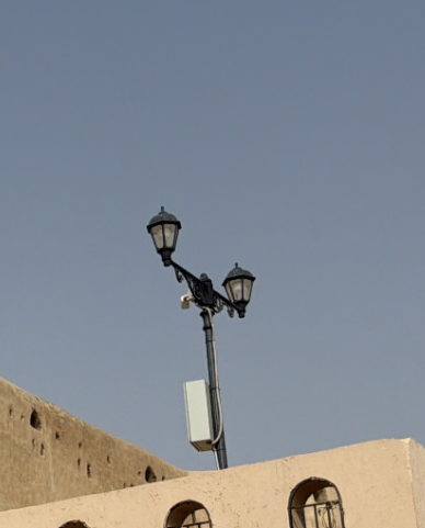 إحدى كاميرات المراقبة المثبتة على عمود الإنارة