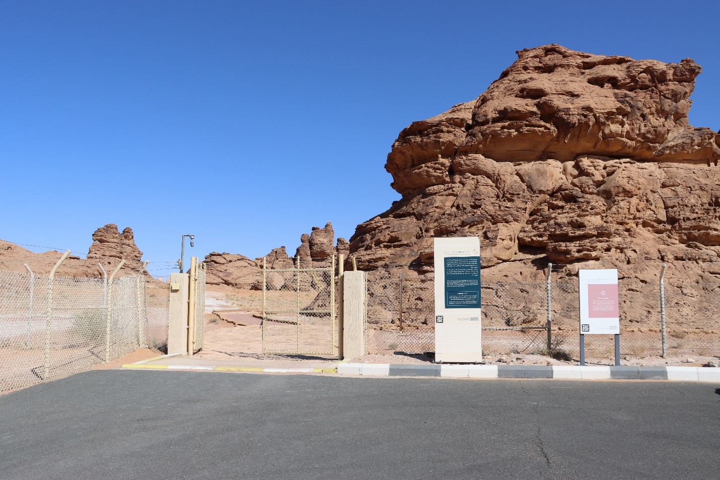 لوحات إرشادية فى محيط الموقع