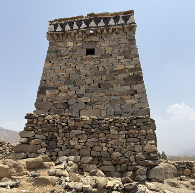 البرج المربع الذي يعد من أبرز العناصر المعمارية في الموقع