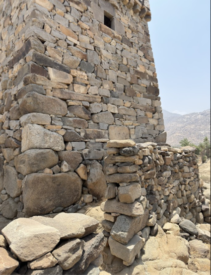 الحجارة المشذبة المستخدمة في بناء الحصن