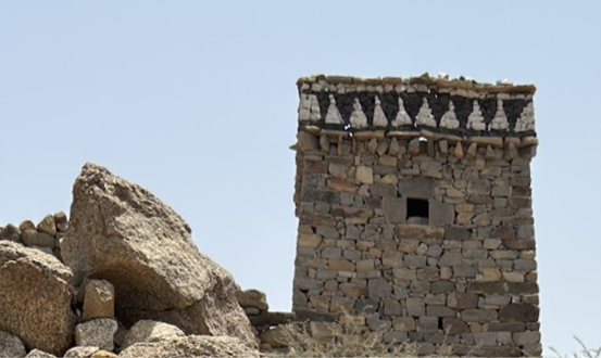 الزخارف العلوية للحصن (مزينة بالمرو والحجارة السوداء)