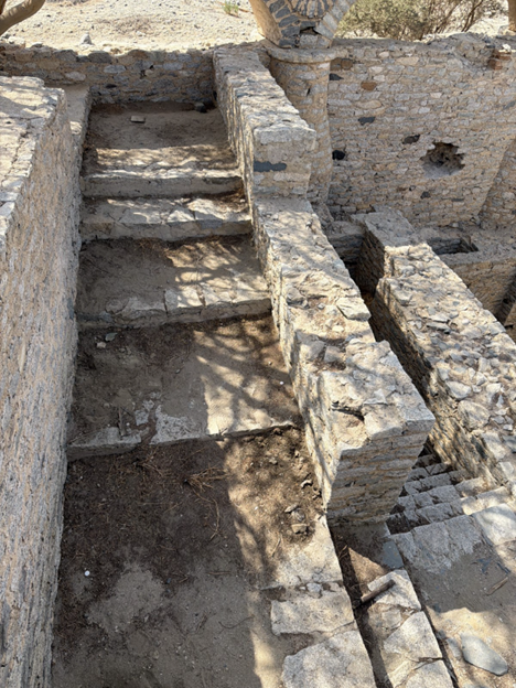 مدخل بثلاث عتبات للعنصر المعماري المستطيل