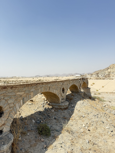 جرف السيول للقواعد المعمارية وتراكم الأنقاض والحجارة