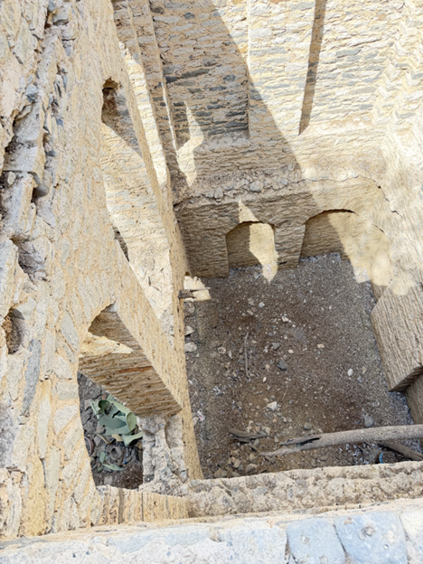 الفناء مع الجدران المقوسة