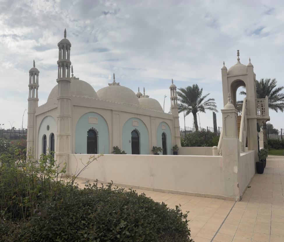 سور مسجد أدونيس من الجهة الامامية